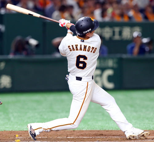 巨人対中日　2回裏巨人1死、左中間に本塁打を放つ坂本勇（撮影・垰建太）
