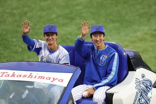 DeNA対ヤクルト　試合後、ファンの歓声に応える大貫（右）と大和（撮影・河野匠）