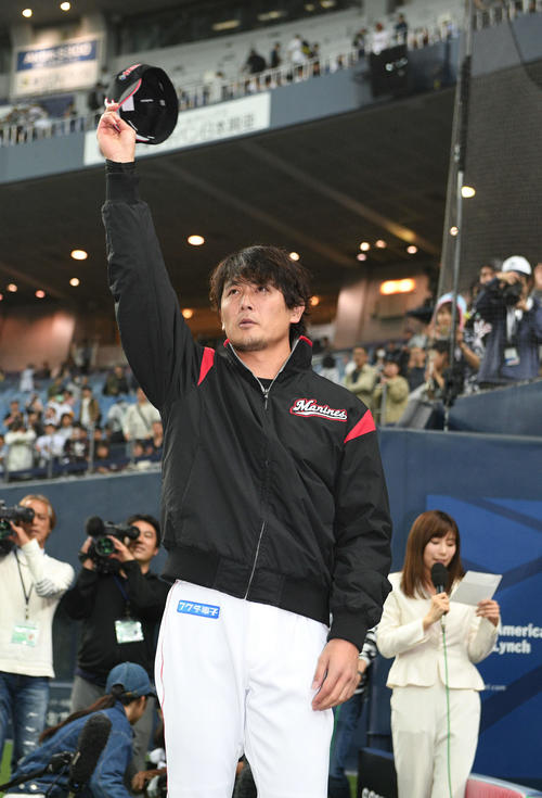 オリックス対ロッテ　ファンの声援にこたえるロッテ涌井秀章（撮影・渦原淳）