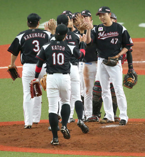 オリックス対ロッテ　田中靖洋（右）が試合を締めロッテナインと笑顔でハイタッチ（撮影・上山淳一）