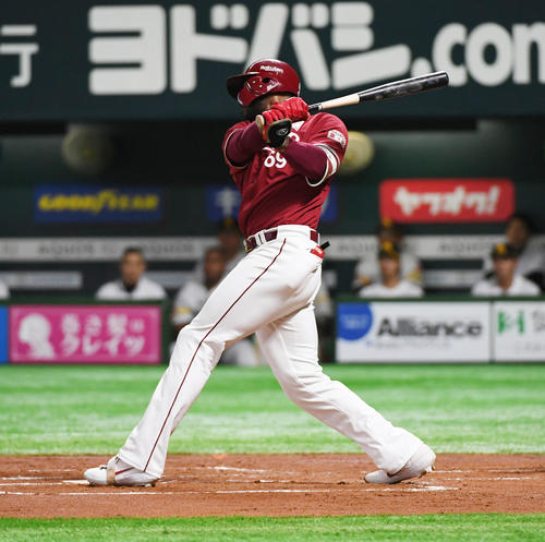 2回表楽天無死一、二塁、ブラッシュは右越えに先制の適時二塁打を放つ（撮影・今浪浩三）