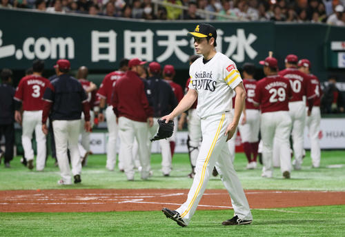ソフトバンク対楽天　2回表楽天無死一塁、ゼラス・ウィーラーに頭部に死球を与え危険球退場となる武田（撮影・栗木一考）
