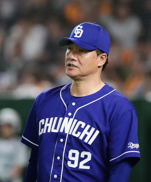 巨人対中日　6回、選手の交代を告げる中日の与田監督（撮影・丹羽敏通）