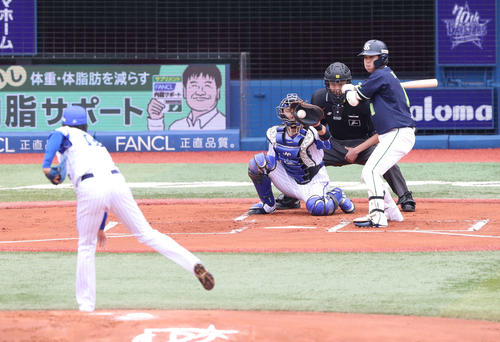 DeNA対ヤクルト　1回表ヤクルト2死、四球を選ぶ山田哲。投手大貫＝14時5分（撮影・河野匠）