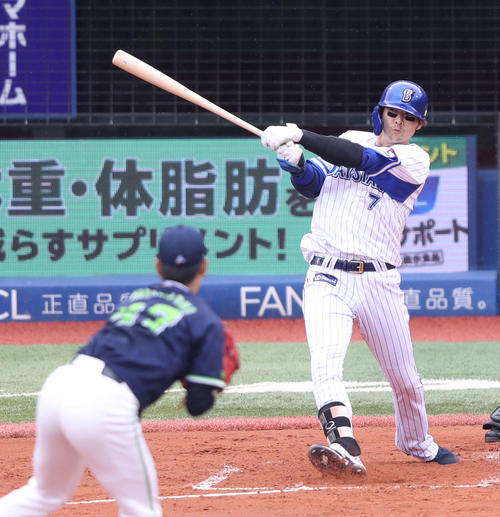 DeNA対ヤクルト　3回裏DeNA2死一塁、二塁打を放つ石川。投手高橋＝14時53分（撮影・河野匠）