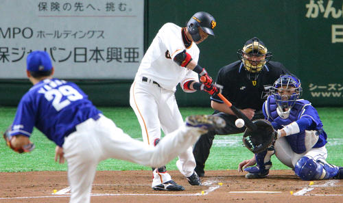 巨人対中日　1回裏巨人1死満塁、先制適時打を放つ亀井（撮影・中島郁夫）
