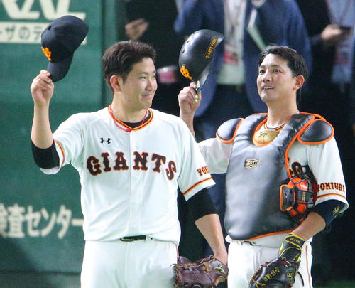 巨人対中日　小林（右）と笑顔で勝利を喜ぶ巨人菅野（撮影・中島郁夫）