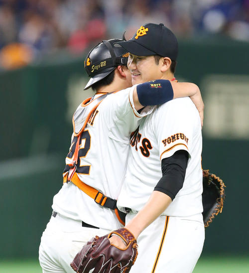 巨人対中日　9回表中日1死満塁、ピンチから併殺に仕留め勝利した菅野（右）は小林と抱き合うもどこか悔しそうな表情を見せる（撮影・垰建太）