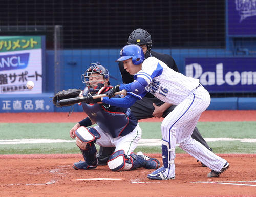 DeNA対ヤクルト　3回裏DeNA1死一塁、送りバントを決める大貫＝14時50分（撮影・河野匠）