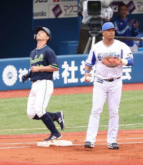 DeNA対ヤクルト　1回表ヤクルト無死一塁、併殺打に倒れる青木。一塁手ロペス＝14時3分（撮影・河野匠）