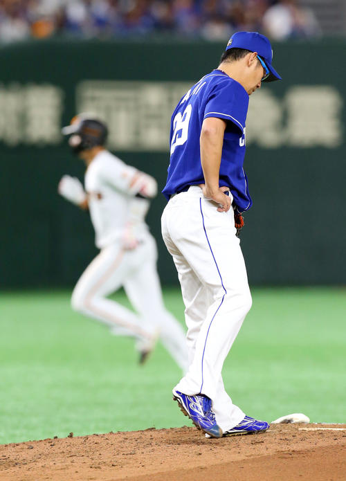 巨人対中日　2回裏巨人1死、坂本勇（左）に左中間に本塁打を浴びがっくりと肩を落とす山井（撮影・垰建太）