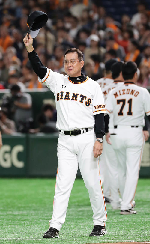巨人対中日　令和初勝利で声援に応える巨人の原監督（撮影・丹羽敏通）