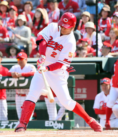 中前に2点適時打を放つ田中広（2019年4月20日撮影）