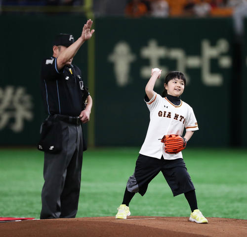 巨人対中日　始球式を務めた最年少プロ棋士の仲邑菫初段（撮影・丹羽敏通）