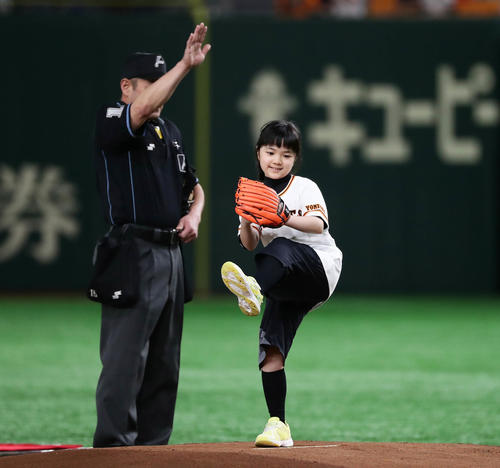 巨人対中日　始球式を務めた最年少プロ棋士の仲邑菫初段（撮影・丹羽敏通）