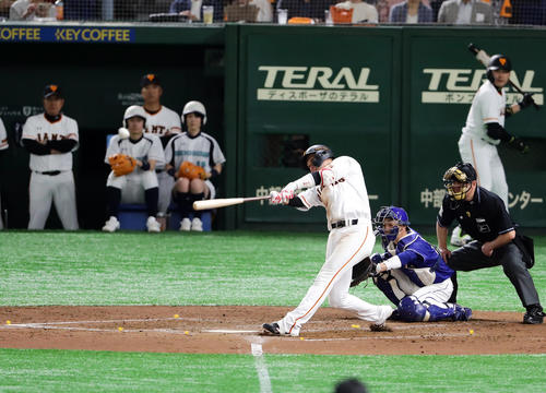 巨人対中日　2回裏巨人1死、坂本勇は左中間へソロ本塁打を放つ。後方左は原監督（撮影・浅見桂子）