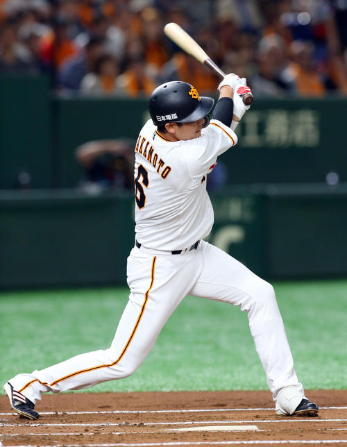 巨人対中日　1回裏巨人無死、左前安打を放つ坂本勇（撮影・垰建太）