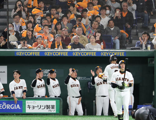 巨人対中日　2回裏巨人1死、坂本勇（手前）が左中間ソロ本塁打を放ち、ハイタッチで迎える原監督（中央）ら（撮影・浅見桂子）