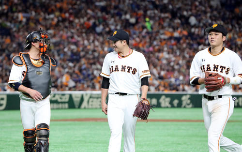 巨人対中日　4回表中日の攻撃を三者凡退に抑えた巨人菅野（中央）は小林（左）と笑顔で言葉を交わす。右は坂本勇（撮影・垰建太）