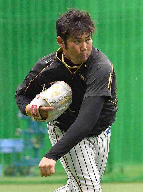 阪神対広島　令和と刺しゅうされたグラブでキャッチボールをする岩田（撮影・上田博志）