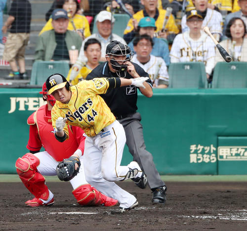 阪神対広島　4回裏阪神1死満塁、梅野隆太郎は三ゴロを放ち打点を挙げる（撮影・加藤哉）