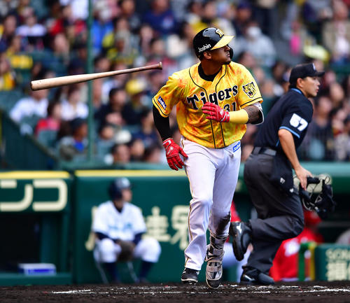 6回裏阪神1死、左中間へ来日1号本塁打を放つマルテ（撮影・清水貴仁）