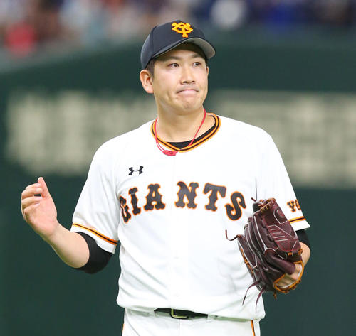 巨人対中日　9回表中日1死満塁、ピンチから併殺に仕留め勝利した菅野はグラブをたたく（撮影・垰建太）