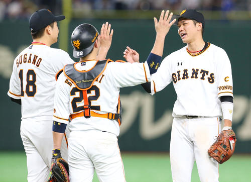 巨人対中日　中日に勝利し巨人坂本勇（右）は菅野に笑顔で声をかける（撮影・垰建太）
