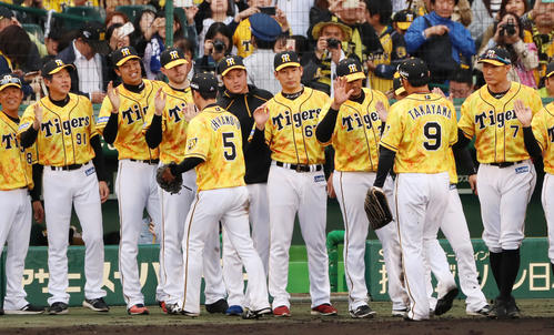 阪神対広島　令和初勝利となり才木（左から3人目）らはハイタッチでナインを出迎える（撮影・加藤哉）
