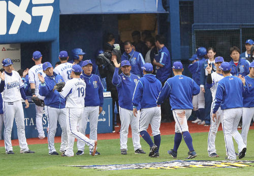 DeNA対ヤクルト　ヤクルトを下し、ナインを迎えるラミレス監督（中央）（撮影・河野匠）