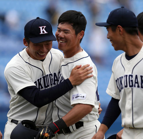亜細亜大対国学院大　9回裏国学院大無死、サヨナラ本塁打を放ち仲間から祝福を受ける鎌仲（中央）