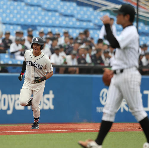 亜細亜大対国学院大　9回裏国学院大無死、サヨナラ本塁打を放ち、喜びながら本塁に向かう鎌仲（左）（撮影・大野祥一）