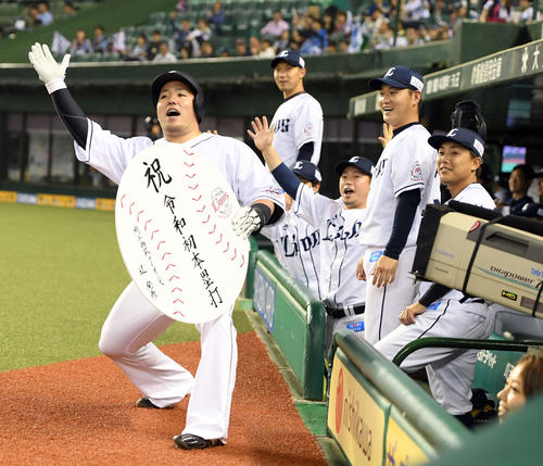 西武対日本ハム　2回裏西武無死、左越えに12号ソロ本塁打を放ちファンとポーズを決める山川（撮影・たえ見朱実）