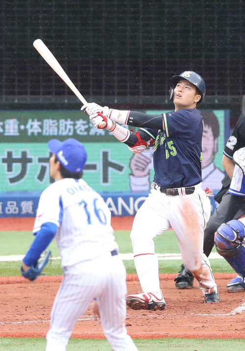 DeNA対ヤクルト　7回表ヤクルト無死、右越え本塁打を放つ村上。投手大貫（撮影・河野匠）