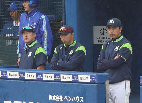 DeNA対ヤクルト　9回表、ベンチで険しい表情を見せる、右からヤクルト小川監督、宮本コーチ、石井コーチ（撮影・河野匠）