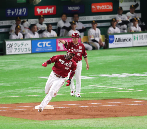 ソフトバンク対楽天　2回表楽天1死一、二塁、ブラッシュは右越えに先制適時二塁打を放つ（撮影・梅根麻紀）
