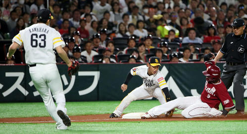 ソフトバンク対楽天　2回表楽天2死一塁、川原は松田がファンブルした球を三塁へ送球しオコエをタッチアウトにする。野手今宮（撮影・栗木一考）