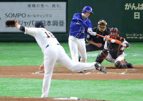巨人対中日　6回表中日2死、菅野（左）から右前打を放つ渡辺。捕手は小林（撮影・中島郁夫）