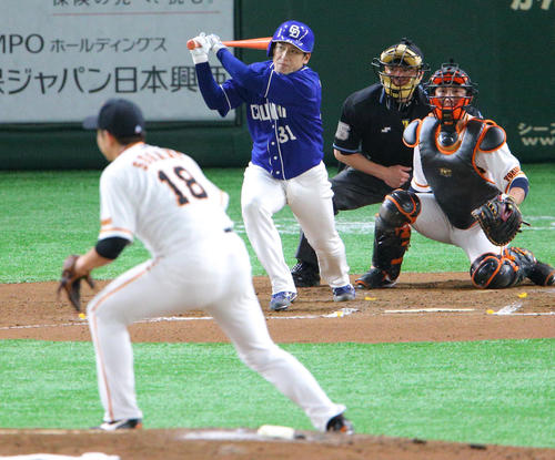 巨人対中日　6回表中日2死、菅野（左）から右安打を放つ渡辺。捕手小林（撮影・中島郁夫）