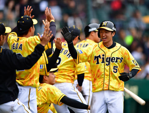 5回裏阪神1死三塁、糸原の右翼線適時二塁打で生還した近本は、笑顔でハイタッチ（撮影・清水貴仁）