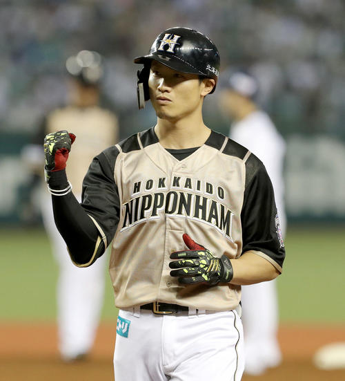 西武対日本ハム　3回表日本ハム2死満塁、左前適時打を放ちガッツポーズをとる西川（撮影・佐藤翔太）
