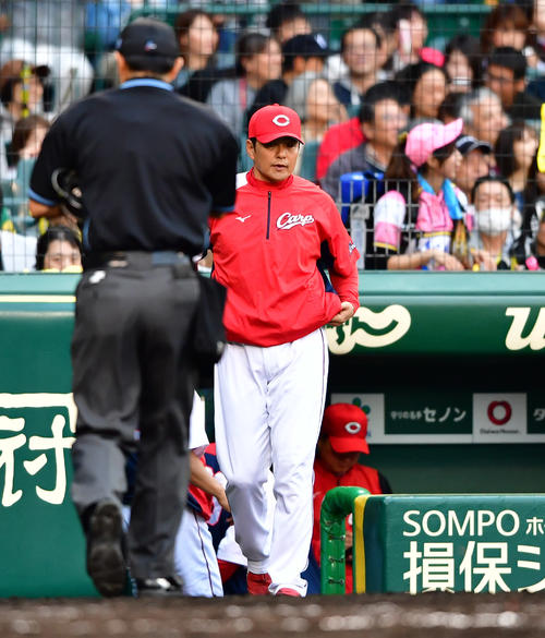 阪神対広島　8回裏阪神、選手交代を告げにベンチから出てくる緒方孝市監督（撮影・清水貴仁）