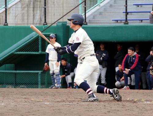 北翔大対東海大北海道　8回1死満塁、北翔大の小畑が中前に勝ち越しの2点適時打を放つ（撮影・永野高輔）