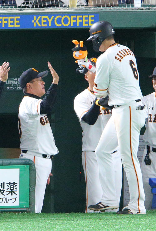 巨人対中日　2回裏巨人1死、令和第1号となる本塁打を放った坂本勇（右）を出迎える原監督（撮影・中島郁夫）