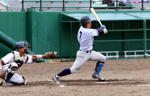 星槎道都大対北海学園大　3打数3安打2打点とチームの2連勝に貢献した星槎道都大の4番生田目（撮影・永野高輔）