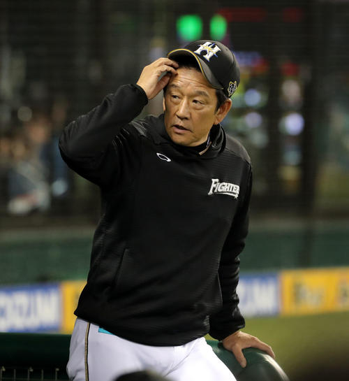 西武対日本ハム　日本ハム堀瑞輝のアクシデントで頭をかく栗山監督（撮影・佐藤翔太）