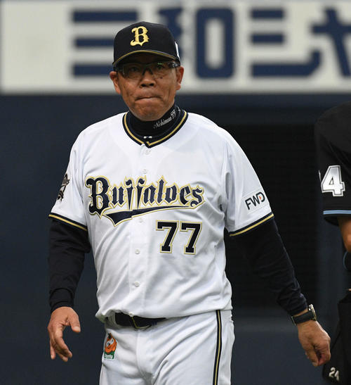 オリックス対ロッテ　8回表ロッテ無死、投手吉田一将を告げた西村徳文監督（撮影・渦原淳）