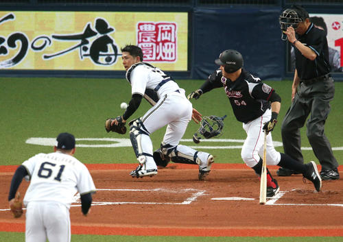 オリックス対ロッテ　6回表ロッテ2死三塁、パスボールによるブランドン・レアードの振り逃げで2点目を与える（撮影・上山淳一）
