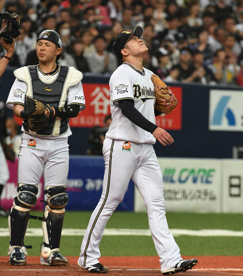 オリックス対ロッテ　4回表ロッテ2死二塁、鈴木に先制適時打を浴びた榊原。左は若月（撮影・渦原淳）