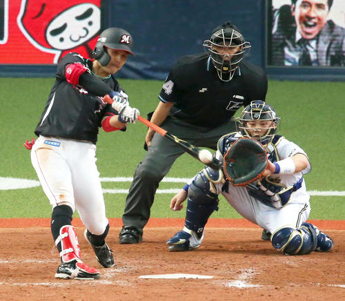 オリックス対ロッテ　8回表ロッテ2死一、二塁、鈴木は2点三塁打を放つ（撮影・上山淳一）